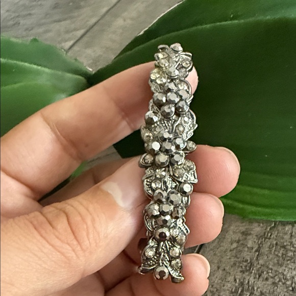 Elegant Silver Floral Hair Clip - Picture 2 of 3